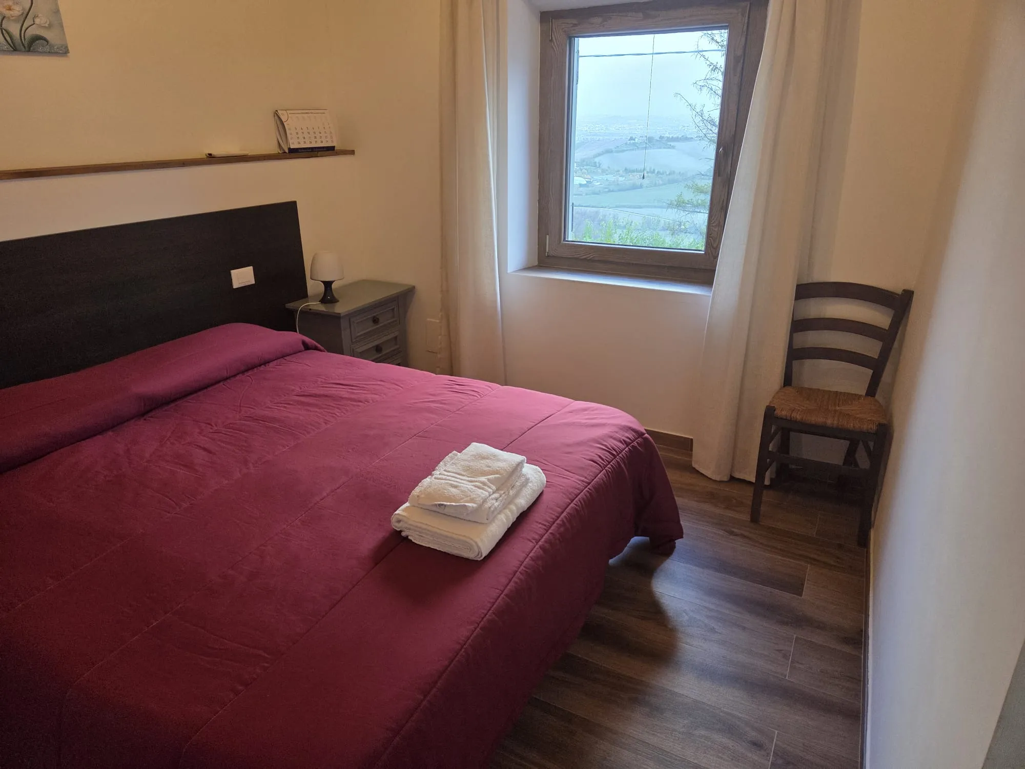 camera-matrmoniale-margherite-casa-vacanze-agugliano